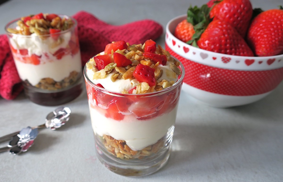 KETO GRANOLA & BERRY PARFAIT WITH SKYR CREAM