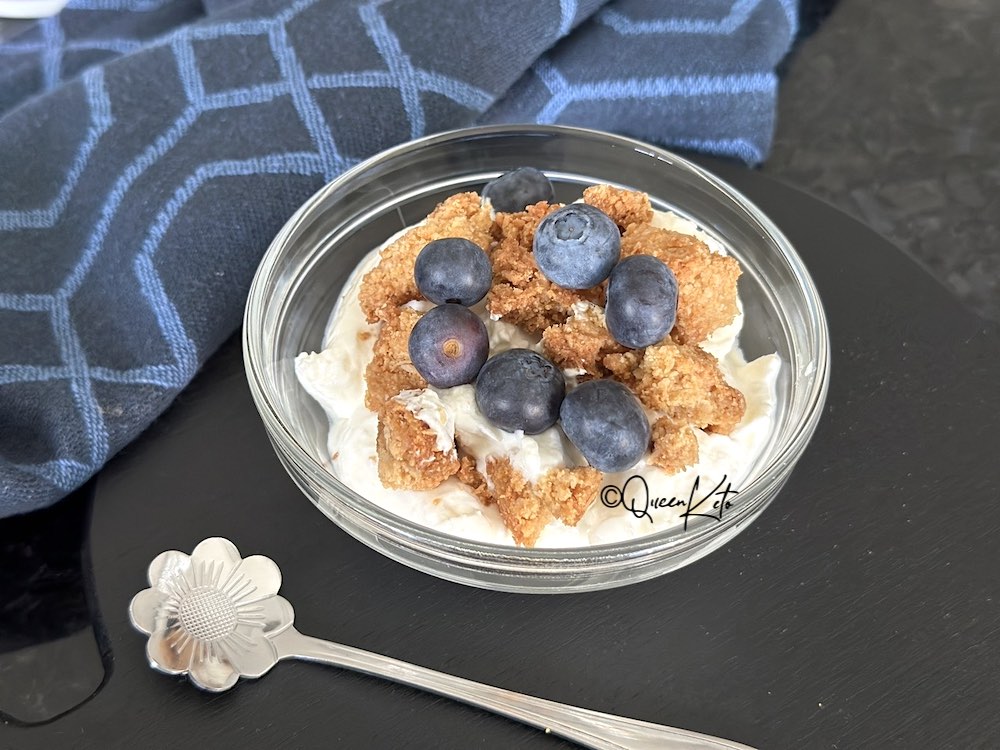 Keto Yoghurt Cream with Crumble Queen Keto